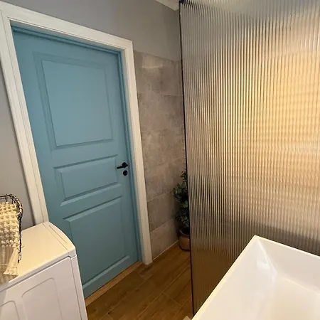 Apartment Central! Cozy!